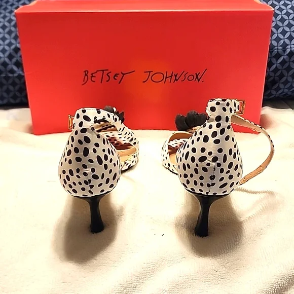 Women's Betsey Johnson - Picture 4 of 6